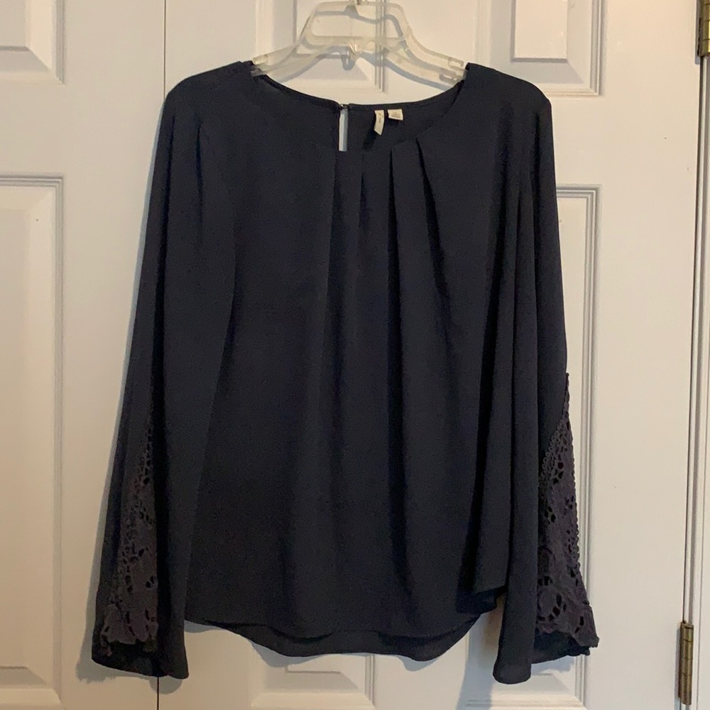 Elegant blouse with cute sleeves